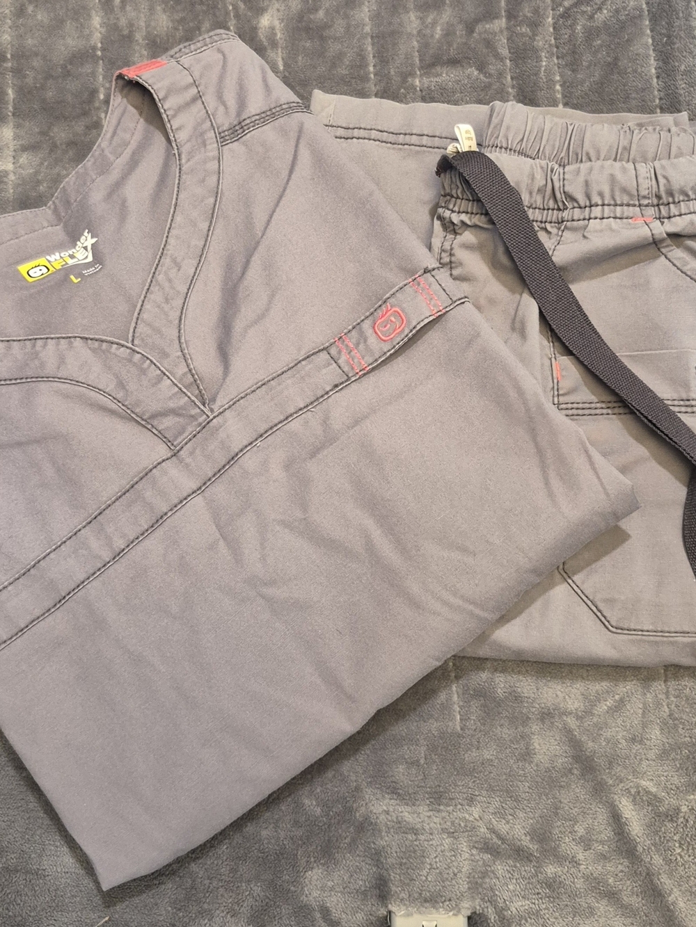WonderWink Women's Gray Scrub Set with Subtle Pink Stitching